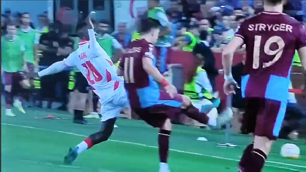 AU, KAKVE GLUPOSTI! Kangva sa žutim kartonom napravio pogibejan start! Zvezda sa deset igrača! Trabzon vodi 2:0, novi poklon Kange (VIDEO)