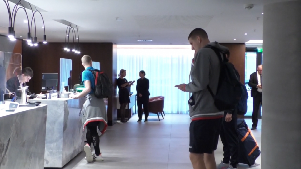 NEKA BUDE KAO U PRAGU Pogledajte odlazak reprezentacije Srbije za Berlin (VIDEO)