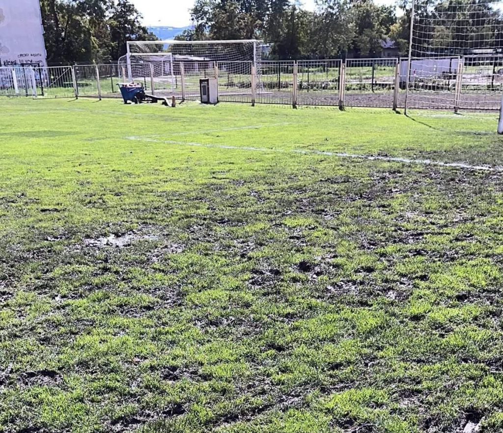 OVO JE FUDBALSKI TEREN?! Kaljuga, blato i voda umesto trave na „GAT Areni“
