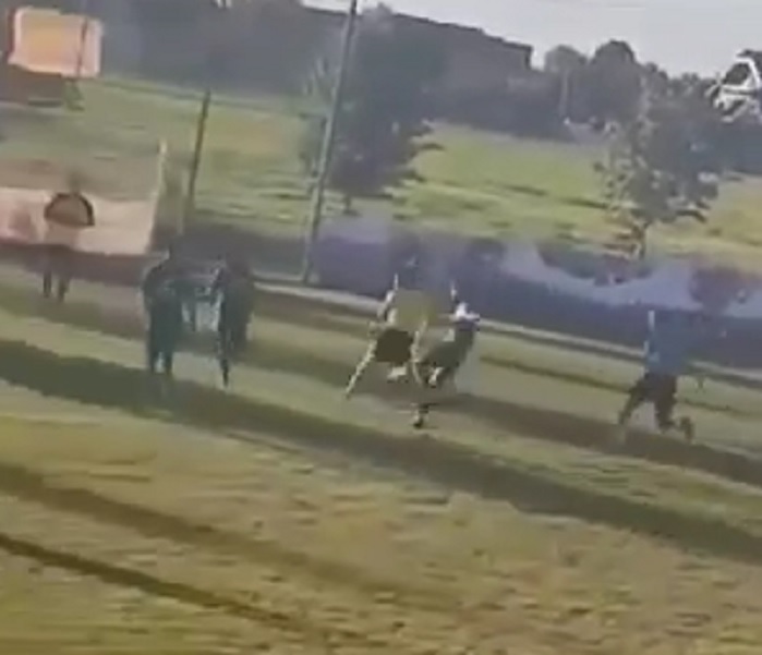 DESILO SE U KOMŠILUKU Čovek kome je zadatak da čuva red prvi udario sudiju, za njim krenuo ceo domaći tim, čoveka spasile brze noge (VIDEO)