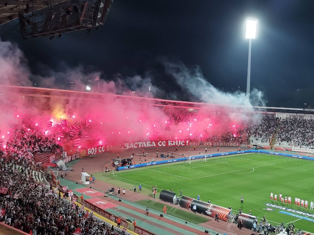 „BOJ SE BIJE, ZASTAVA SE VIJE“ Dugo nismo videli bakljadu „delija“ u Evropi, goreo je „sever“ (VIDEO)