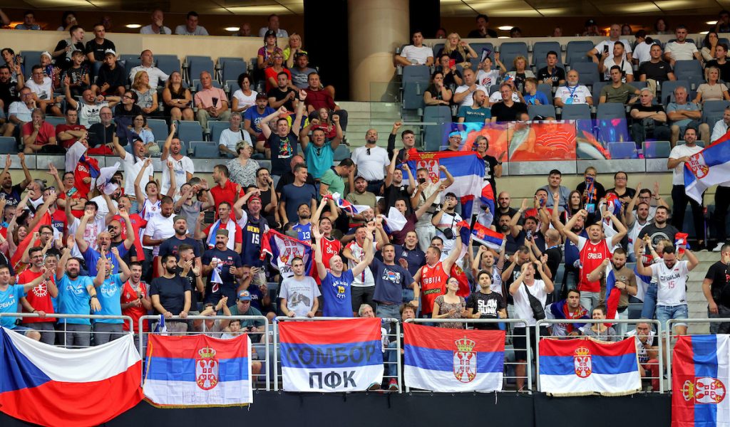 URNEBESAN KOMENTAR Čuvaj se, kanalizacioni sistemu Grčke: Evo šta je naš čovek spreman da uradi zbog reprezentacije Srbije! (FOTO)