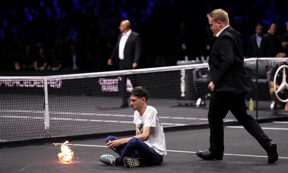 SAMO JE ON FALIO Tokom teniskog meča istrčao na teren i zapalio se! (VIDEO)