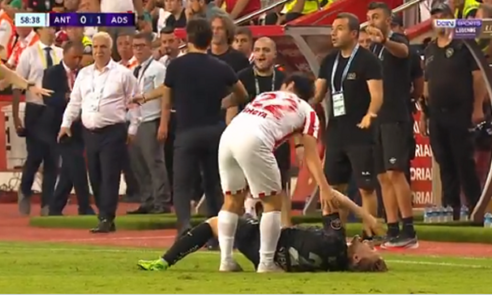 DEBI IZ ZONE SUMRAKA Ušao na teren i posle 20 sekundi dobio crveni karton, srušio rekord Mateje Kežmana (VIDEO)