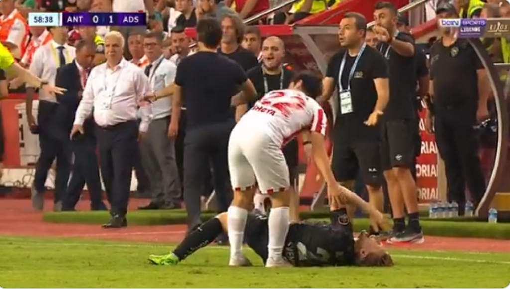 DEBI IZ ZONE SUMRAKA Ušao na teren i posle 20 sekundi dobio crveni karton, srušio rekord Mateje Kežmana (VIDEO)