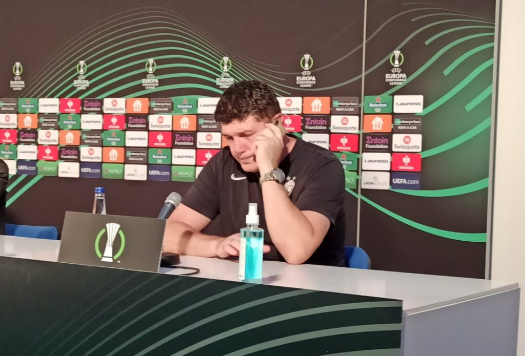 SIMPATIČNA SCENA NA KONFERENCIJI Petrić telefonirao, pa objasnio: To je Bata, kako njega da odbijem?