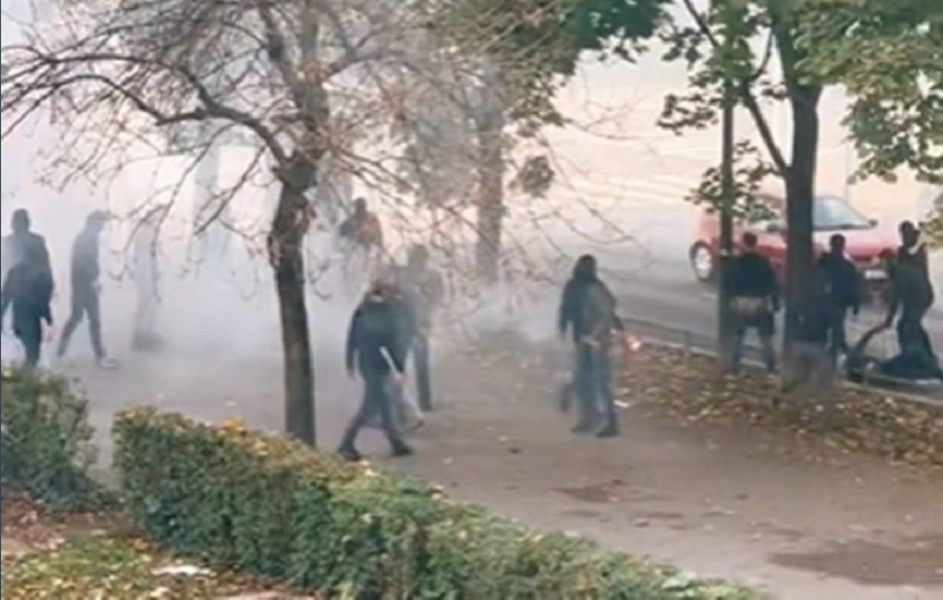 SNIMAK VELIKE TUČE U ZAGREBU Sukobili se „Bed blu bojsi“ i Torcida, jedan čovek nepomično ležao nasred ulice (VIDEO)