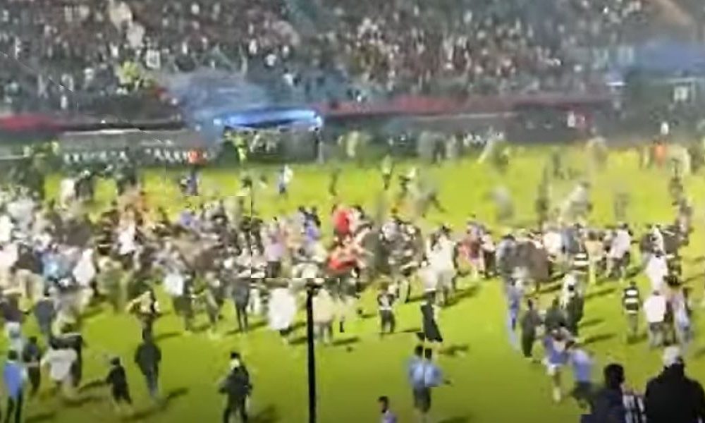 GROBNICA NA TERENU Na utakmici u Indoneziji poginulo najmanje 129 ljudi! (VIDEO)