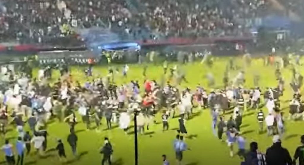 GROBNICA NA TERENU Na utakmici u Indoneziji poginulo najmanje 129 ljudi! (VIDEO)
