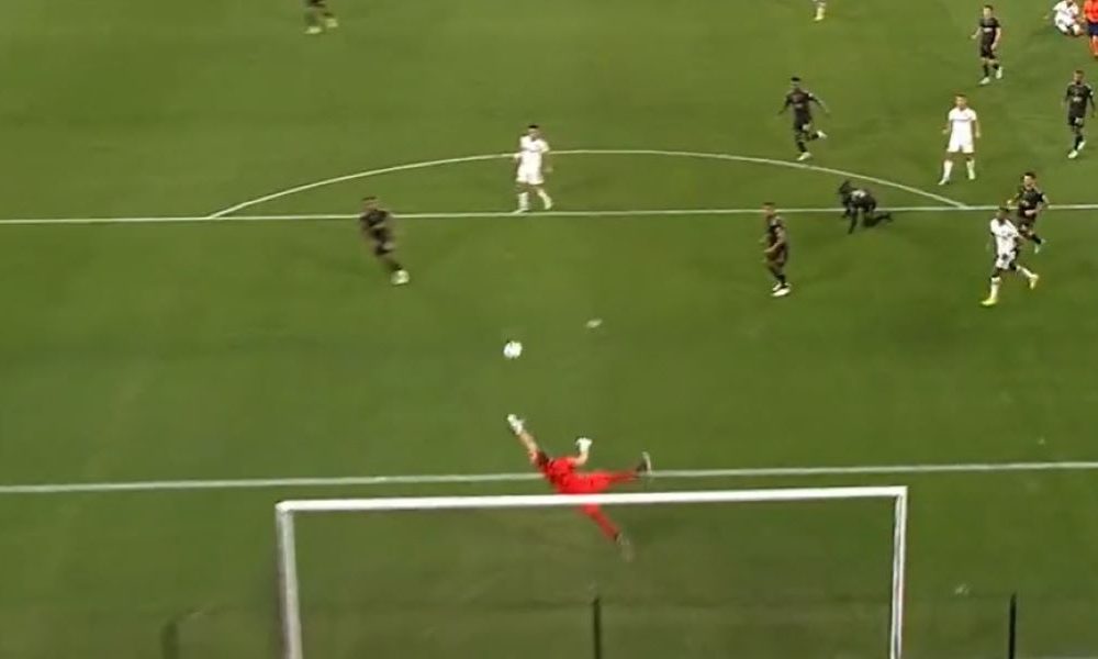 NAMEĆE SE PIKSIJU Joveljić zatresao mrežu u derbiju Los Anđelesa (VIDEO)