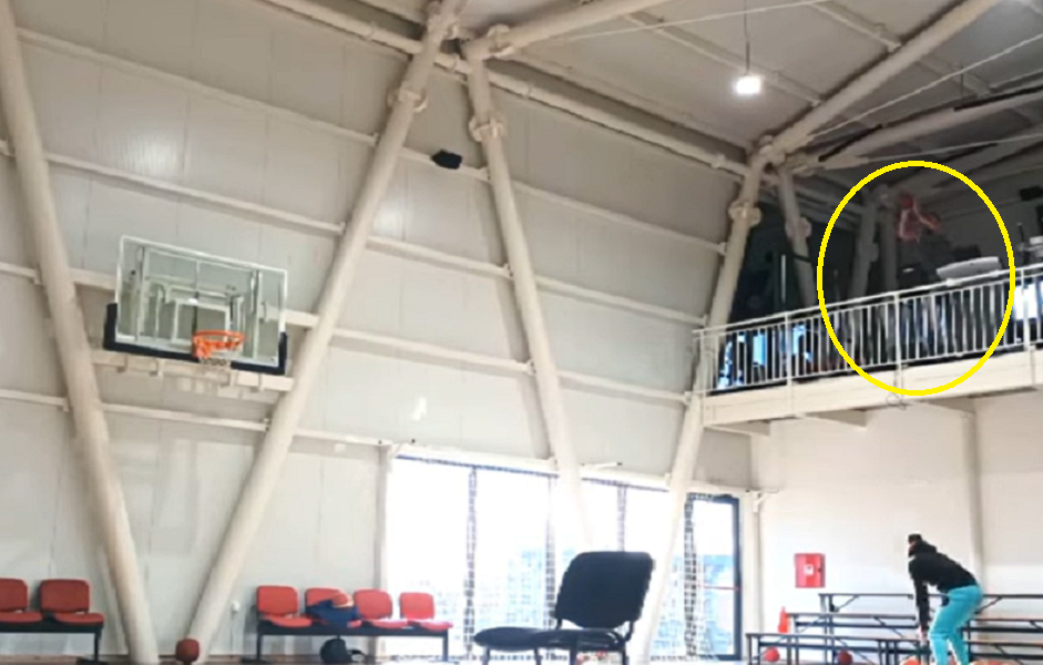 ZA OVU RUKU JE POTREBAN ORUŽANI LIST Gurović šutira sa sprata, sa pokretne trake… Ovo ni Kari ne može!