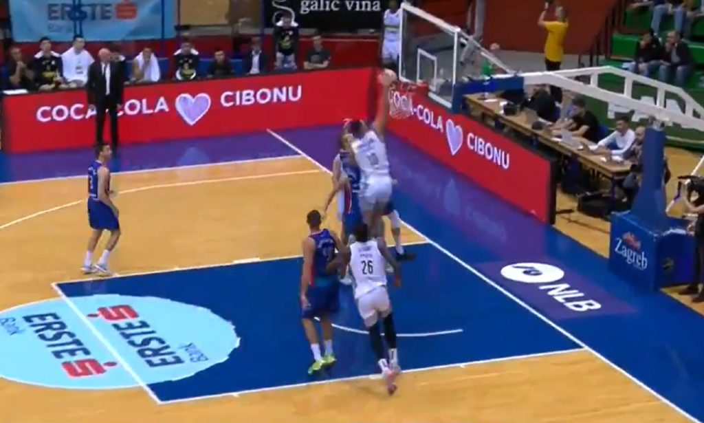 BUM! Brutalno zakucavanje Partizanovog Grka na glavu protivnika! (VIDEO)