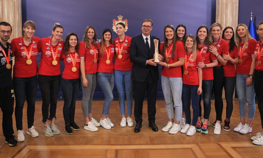 PRIJEM ODBOJKAŠICA Vučić: Devojke, novac će da vam bude uplaćen za sat! Znam da vam je ovo smaranje, ali šta da radim kad osvajate ovoliko medalja