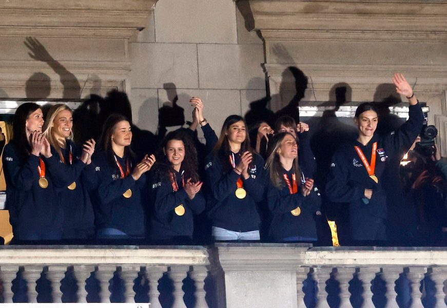 SRBIJA DOŠLA DA POZDRAVI ŠAMPIONKE SVETA Odbojkašice dobile ovacije ispred gradske Skupštine! Tijana poručila: Vidimo se sledeće godine! (FOTO)