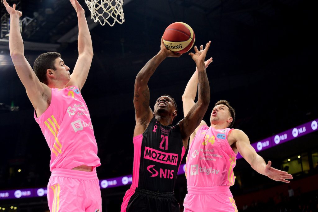 POLUVREME Partizan se muči sa fenjerašem, ali ide ka rutinskoj pobedi, na velikom odmoru ima dvocifreni višak