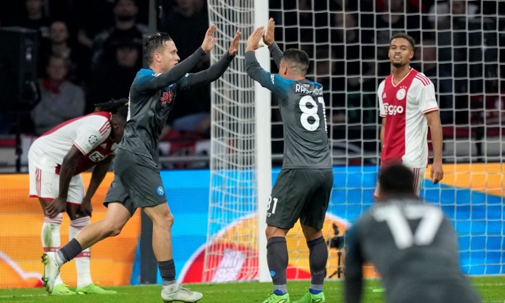 GRUPA A Napoli demolirao Ajaks usred Amsterdama, Tadić pocrveneo prvi put u karijeri! (VIDEO)