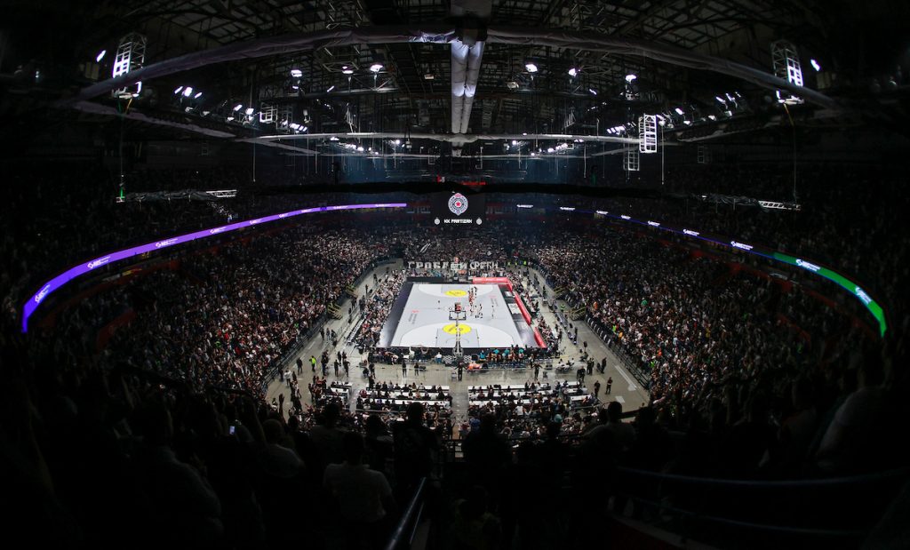 PORAZ UTICAO NA POSETU Arena slabije popunjena, navijači Partizana još pristižu! (VIDEO)