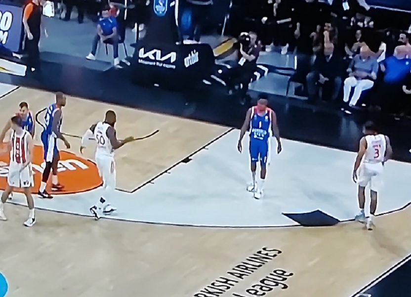 NESTVARNA SCENA U ISTANBULU Među igrače pao deo plafona, niko nije povređen! (VIDEO)