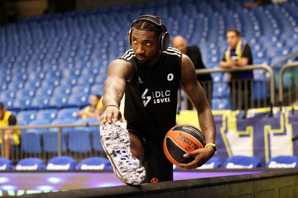 ASVEL BIO OSLABLJEN, A RAZLOG JE BIZARAN Košgeter došao na aerodrom, a tamo iznenađenje…