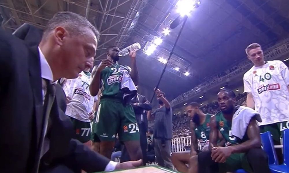 SNIMAK O KOME SE PRIČA Navijači Panatinaikosa šokirani tajmautom Radonjića! Žele njegov otkaz (VIDEO)