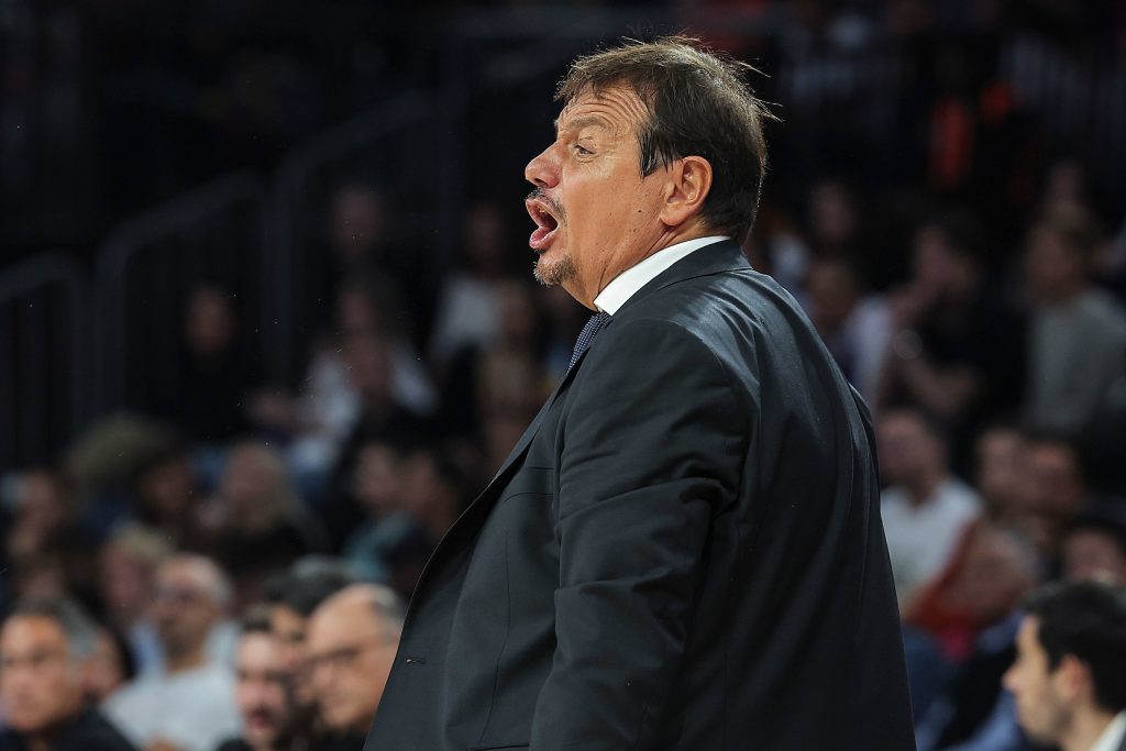 ZVIŽDUCI I UVREDE Ataman ušao u halu, a publika pokazala šta misli o njemu! (VIDEO)