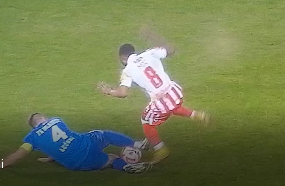 SUDIJA NIJE MNOGO RAZMIŠLJAO Fudbaler Mladosti „pocrveneo“ posle pogibeljnog starta nad Kangom (VIDEO)