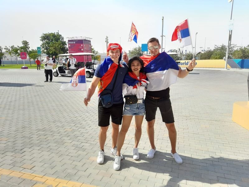 POJAČANJE Lepa Filipinka ogrnuta srpskom zastavom bodri „orlove“ (VIDEO)