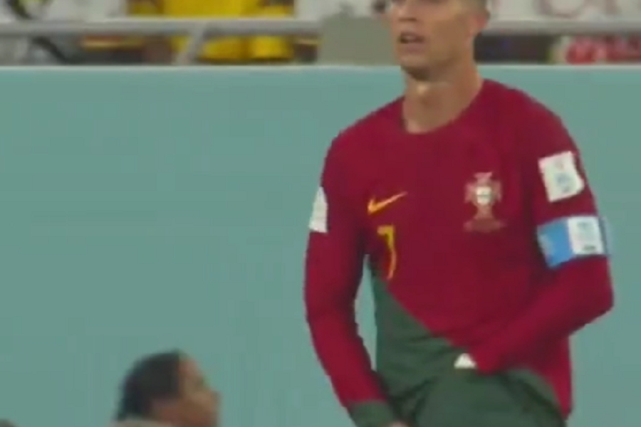 „NADMAŠIO“ JOAKIMA LEVA Ronaldo zavukao ruku u gaće, izvukao nešto i pojeo (VIDEO)
