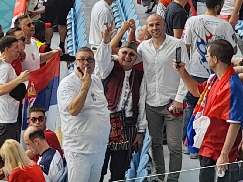 JOŠ MALO DO STARTA Fudbaleri se zagrevaju uz „Svilen konac“, a na tribinama navijač star 81 godinu (VIDEO)