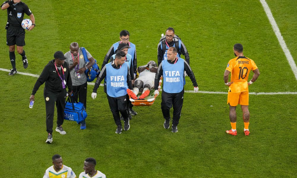 OVO SE NE VIĐA ČESTO De Jong na ružan način startovao na protivnika! Kujate na nosilima napustio igru (VIDEO)