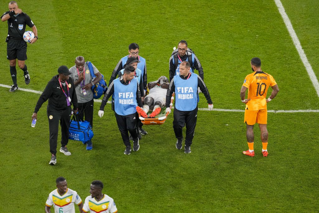 OVO SE NE VIĐA ČESTO De Jong na ružan način startovao na protivnika! Kujate na nosilima napustio igru (VIDEO)