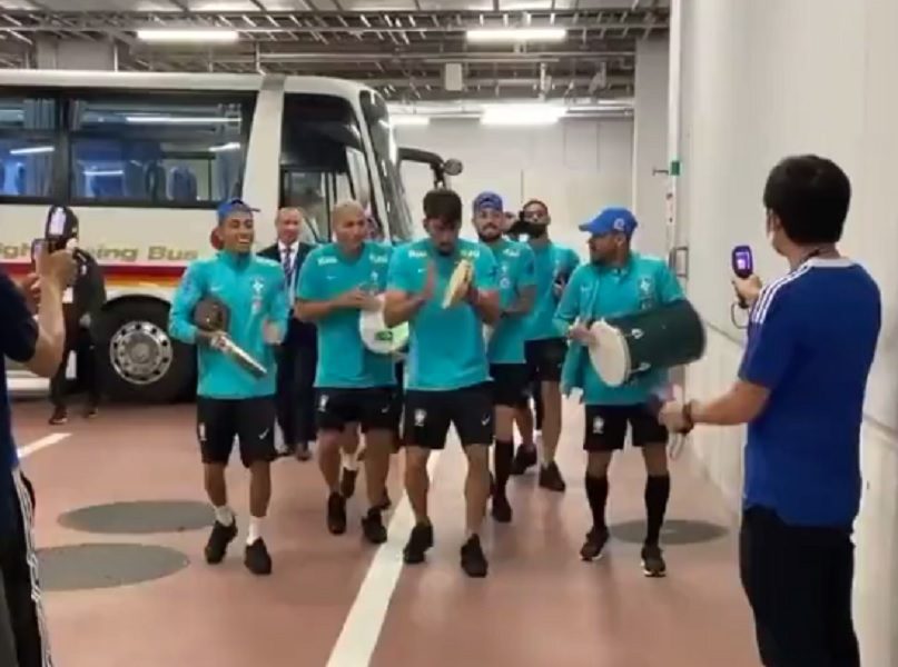 DA LI SU POTCENILI „ORLOVE“? Brazilci došli na stadion kao na svadbu! (VIDEO)