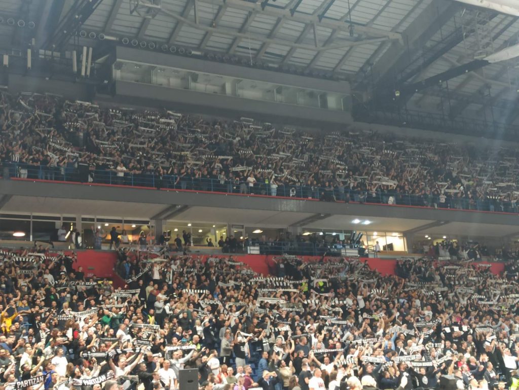 GORI U ARENI Grobari priredili ogromnu koreografiju: Veliki su to razbojnici! (FOTO)