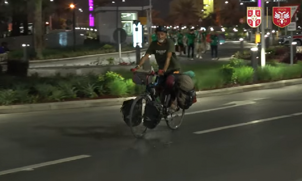 SVAKA ČAST! Navijač Srbije četiri meseca putovao biciklom do Katara, evo ko ga je dočekao u Dohi (VIDEO)