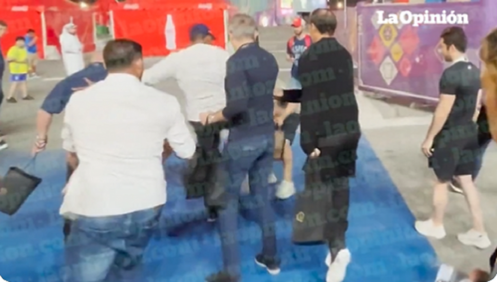 POMRAČENJE UMA Pogledajte kako je Eto nogom u glavu nokautirao čoveka ispred stadiona u Dohi (VIDEO)