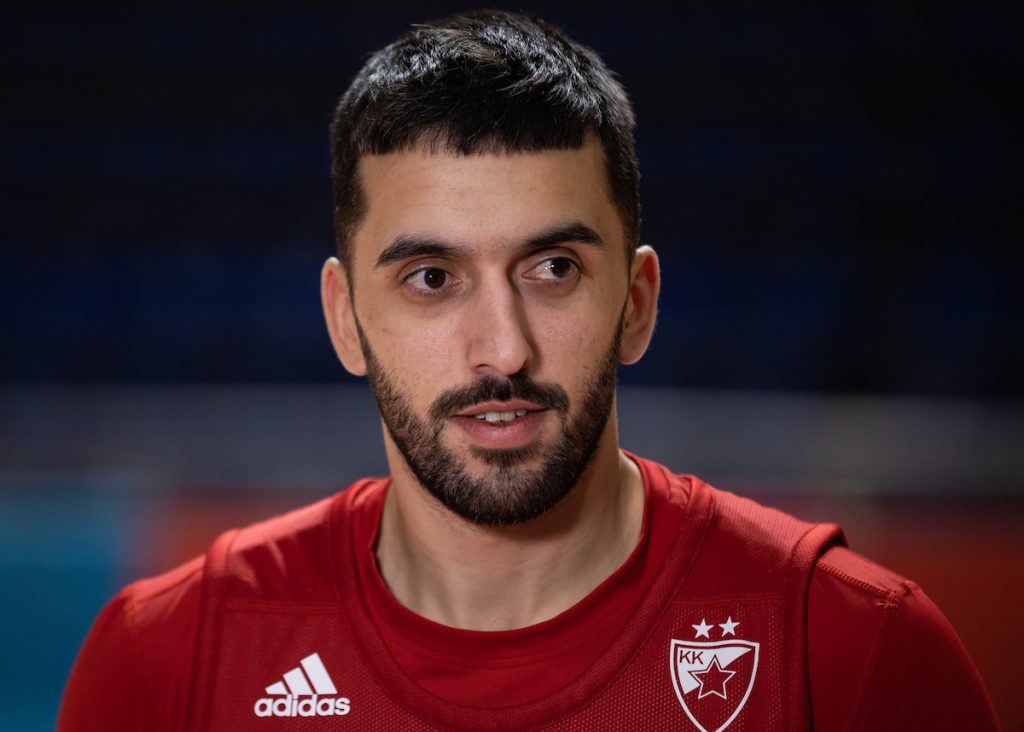 NEMA PREDAJE Igrači Zvezde nastavljaju borbu za Kampaca! Drugačije majice, ista poruka (FOTO+VIDEO)