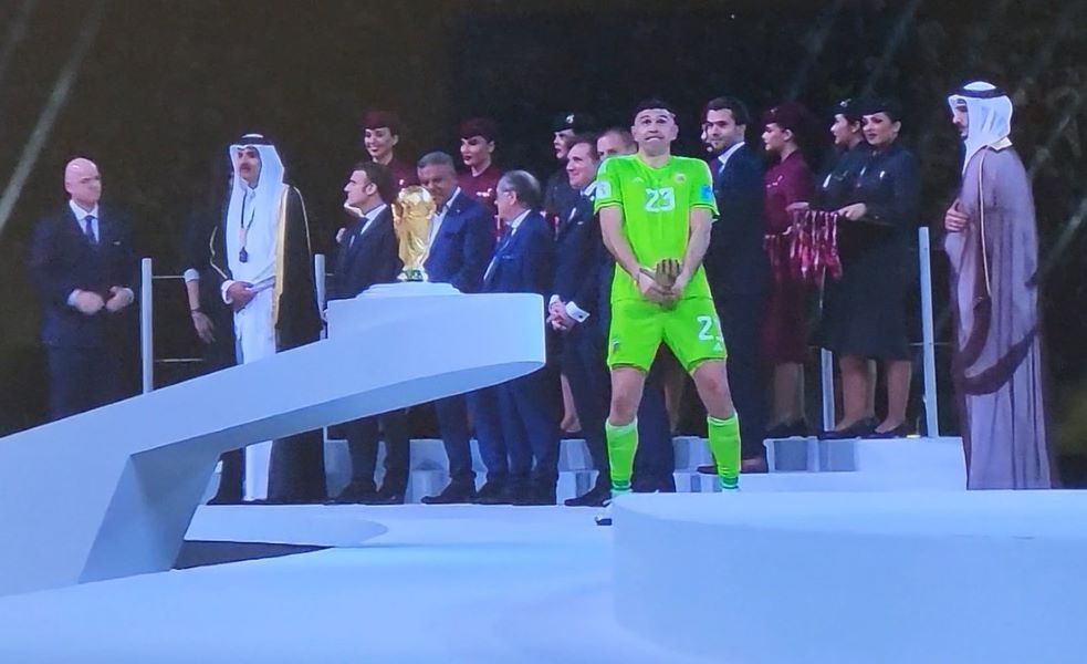 SKANDAL Čoveče, zašto? Neprimerena reakcija Emilijana Martineza kada je proglašen za najboljeg golmana Mundijala (VIDEO)