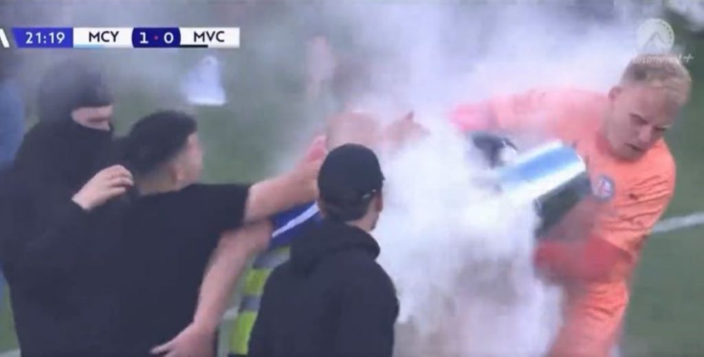 VRELA JUŽNJAČKA KRV Prekinut australijaski derbi, golmana pogodili kantom (VIDEO)