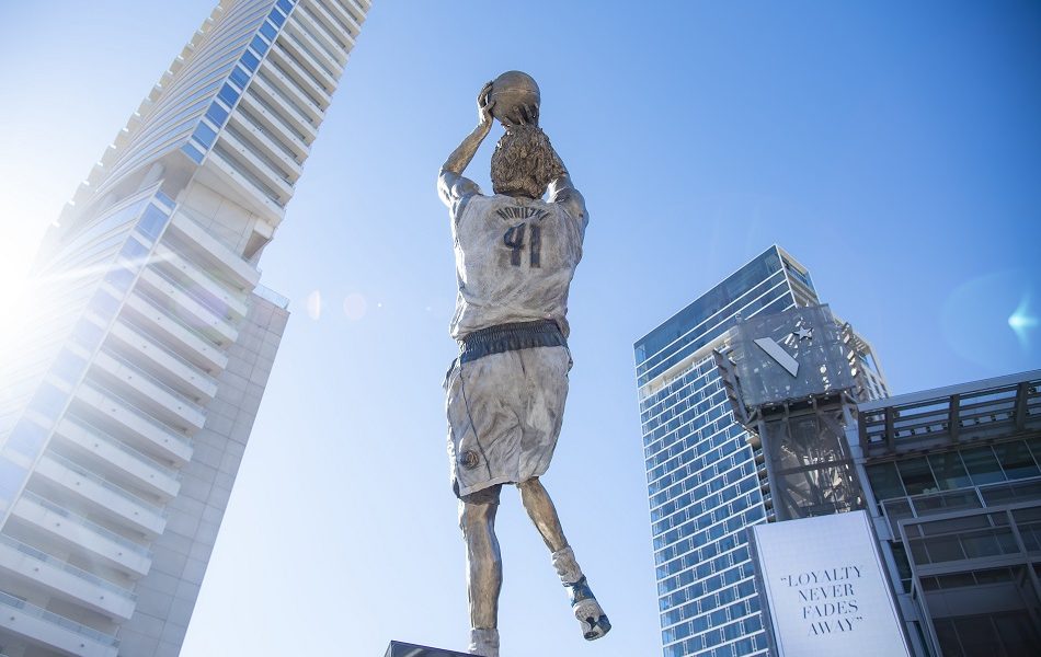 Novicki dobio statuu ispred dvorane u Dalasu! „Skinut“ njegov karakterističan šut