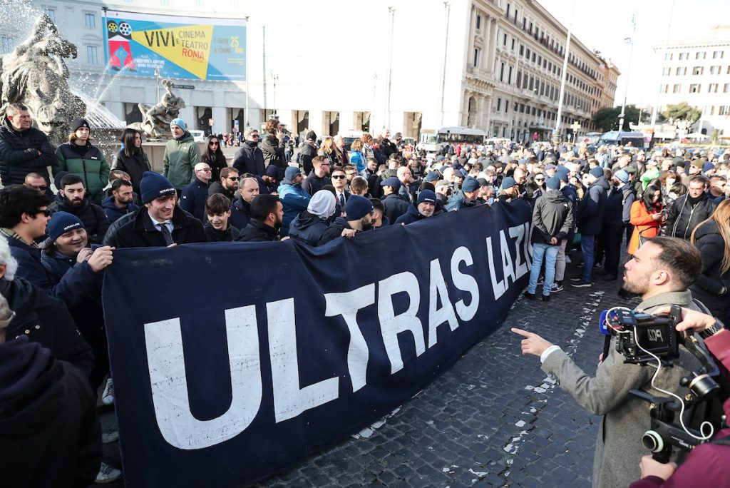 Održano opelo Siniši Mihajloviću… „Tifozi“ se uz dimove i pesmu oprostili od „bombardera“! (FOTO+VIDEO)