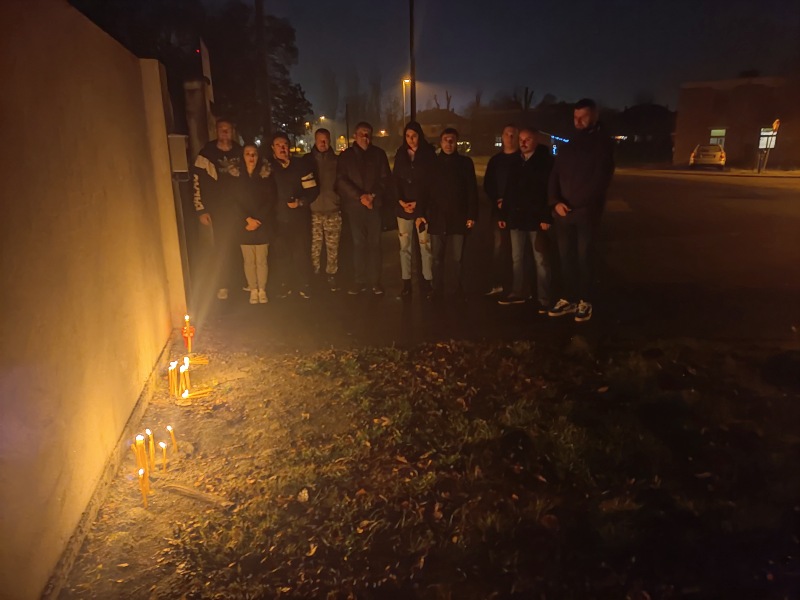 U HRVATSKOJ GORELE SVEĆE ZA MIHAJLOVIĆA Građani se okupili ispred stadiona gde je počeo karijeru (FOTO)