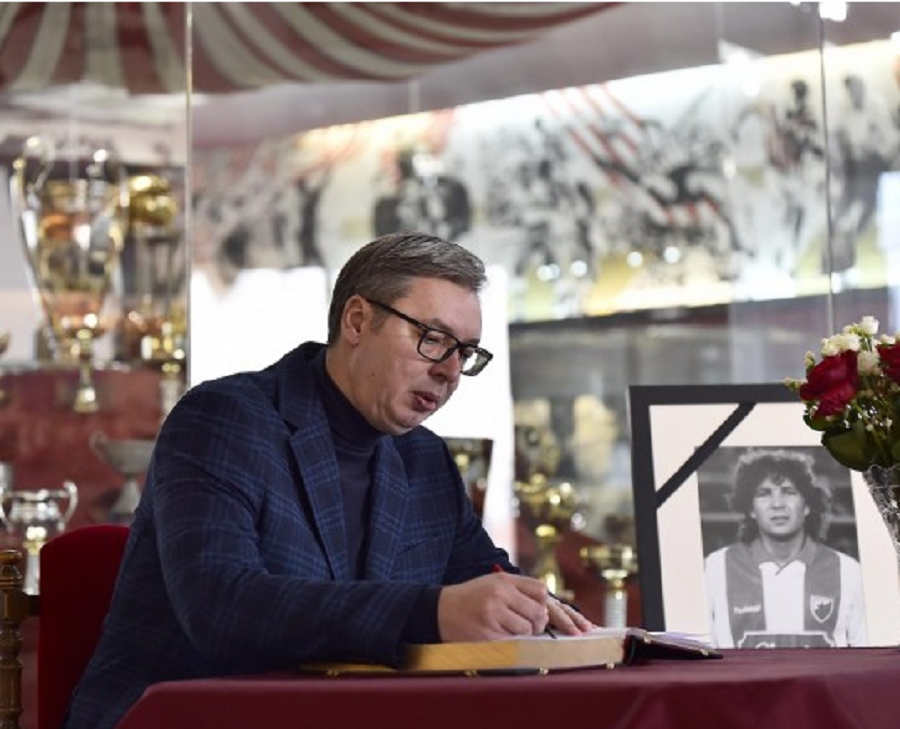 PREDSEDNIK SRBIJE SE NA „MARAKANI“ UPISAO U KNJIGU ŽALOSTI: Siniša je čovek koji zauvek ostaje u srcima, vidim predlog za Nacionalni stadion… (VIDEO)