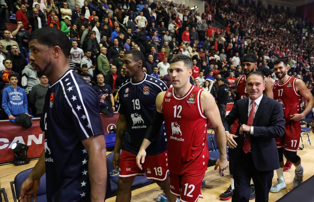 „Delije“ vređale doskorašnjeg miljenika… Priča o tanjiru iz kojeg je jeo (VIDEO)