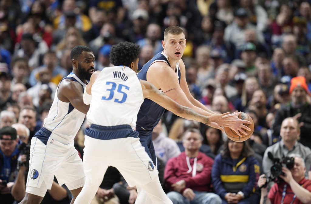 TESAN PORAZ Jokić protiv Dončića doprineo povratku Denvera, pa promašio za izjednačenje! (VIDEO)