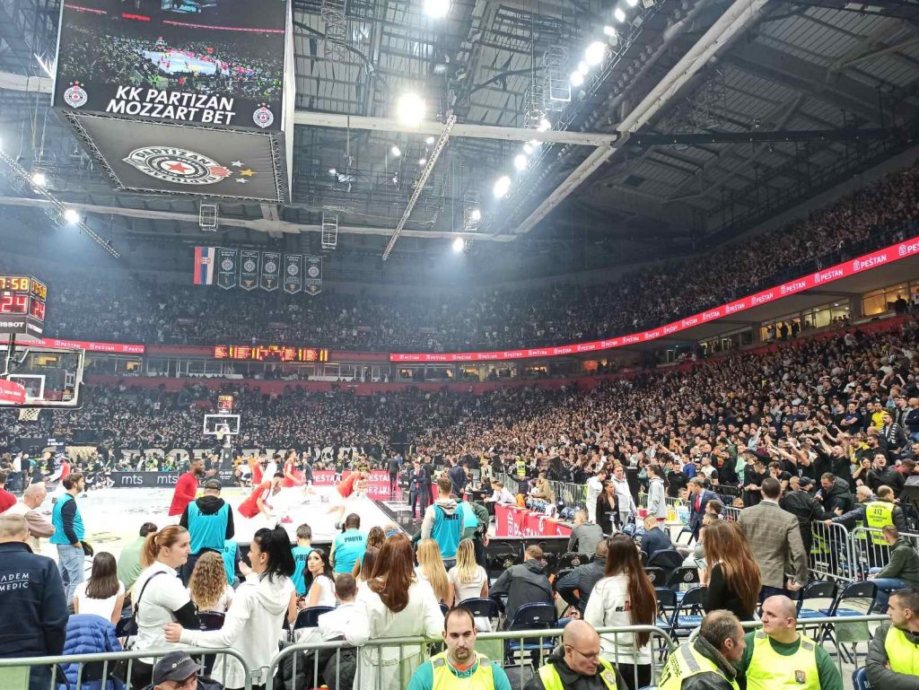 PETNAEST MINUTA DO POČETKA Dvorana puna, sve je spremno! Prozivke između navijača, pritisak se već oseća (VIDEO)