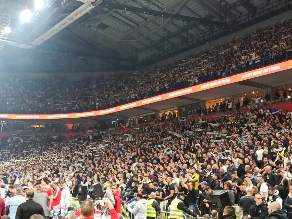 MITRO „GROBAR“ Navijači Partizana izvodili tradicionalnu uvertiru, a onda se na video-bimu pojavilo dobro poznato lice! (VIDEO)