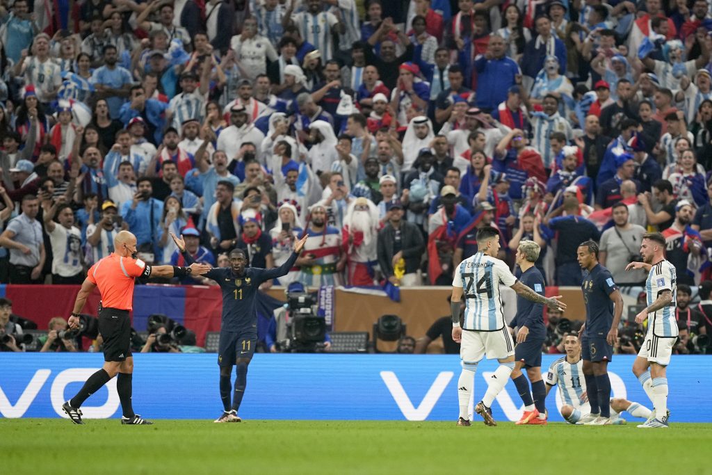 KONTROVERZE O ovim odlukama sudija u finalu Mundijala pričače se dugo… Možda kao o „Božijoj ruci“ (VIDEO)