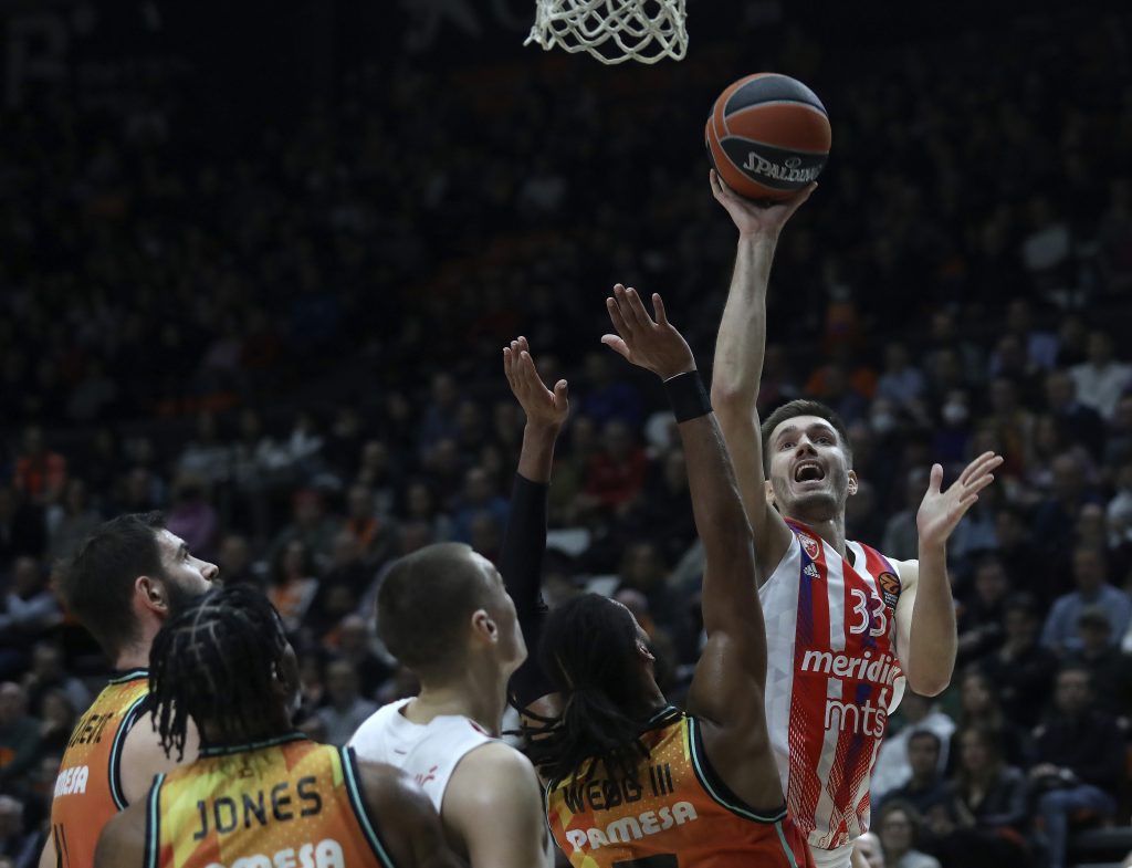 POLUVREME Petrušev drži čas košarke u Valensiji! Zvezda vodi uprkos problemima