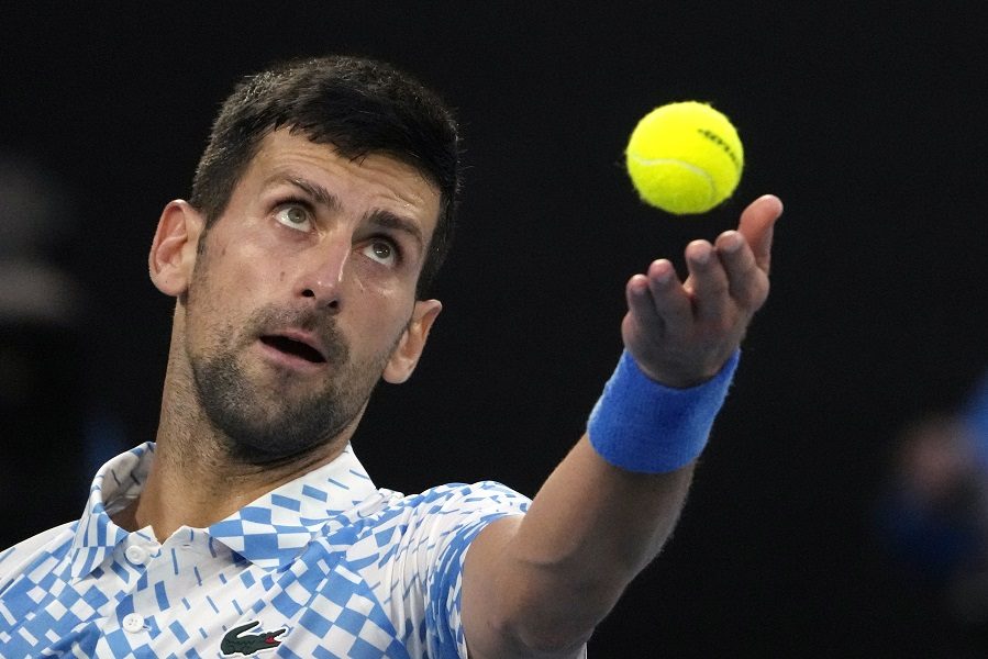 PERFEKTAN Jak vetar duvao u Melburnu, ali je Novak oduvao Rusa za plasman u polufinale Australijan opena (VIDEO)