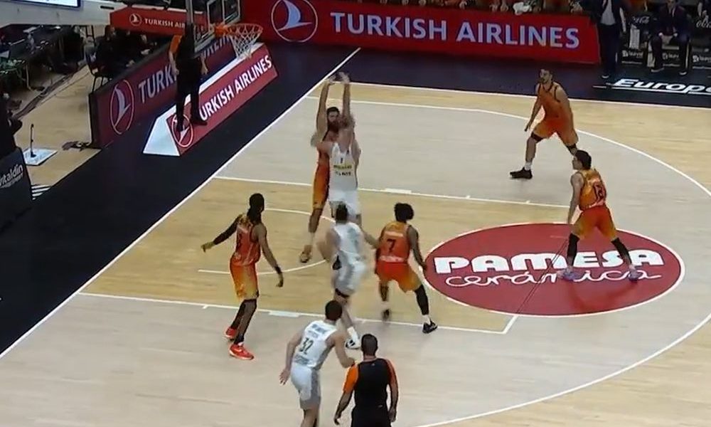 SMEŠNO I EFIKASNO Smailagić pogodio šut koji niko ne uzima! Ovako nešto još nije viđeno (VIDEO)